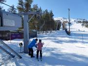 Alla sciovia a piattello viene passato il supporto