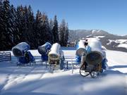 I cannoni da neve attendono di entrare in funzione.