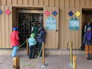 Deposito sci gratuito durante il giorno e la notte