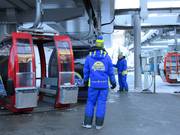 Sugli impianti di risalita a gondola gli sci vengono caricati.