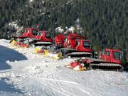 I gatti delle nevi aspettano il loro turno