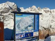 Tabellone informativo al Kreuzjoch con dati aggiornati su impianti di risalita e piste