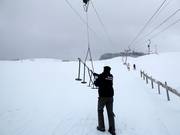 Il personale cordiale aiuta alla sciovia Raketenlift.