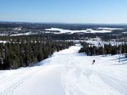 Vista sulla stazione a valle Masto con il lago Vuosselijärvi