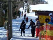 Il personale aiuta nella salita allo skilift