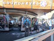 Alla cabinovia viene offerto aiuto durante la salita