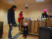 Al bancone ci sono bevande, waffle e salsicce.