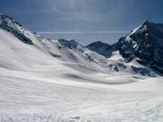 Ampie discese di neve fresca sulla pista di rientro a valle