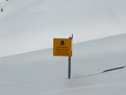 Avvisi di sicurezza ai bordi delle piste