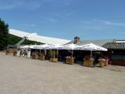 Il biergarten davanti alla ski-hall