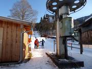 Il personale aiuta a salire sulla sciovia