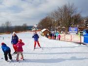 L’area della scuola di sci dispone di un proprio tappeto mobile.