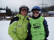 Nella scuola di sci per bambini, ogni bambino riceve un mantello con il proprio nome.