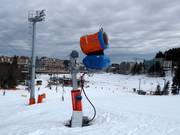 Potente cannone da neve alla stazione a valle Babin Do