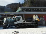I gatti delle nevi aspettano alla stazione a valle il loro turno per entrare in azione.