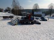 Il piccolo gatto delle nevi prepara tutta la pista