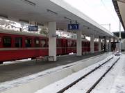 La stazione ferroviaria di Scuol direttamente presso la stazione a valle