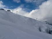 Pendio di neve fresca della seggiovia esaposto Alpette