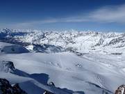 Vista dal Klein Matterhorn sulle piste del ghiacciaio e su Breuil-Cervinia
