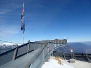 La piattaforma AlpspiX sull'Osterfelderkopf si estende sopra la Höllental.