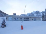 Impianto di innevamento con lancia a bordo pista