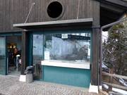 Area casse curata presso la stazione a monte della funivia