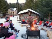 Après-Ski con fuoco dal vivo presso la baita Val d'Anna Hütte a Ortisei