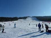 Vista dalle stazioni a valle sulla pista da sci