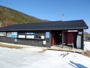 Area casse curata con servizi igienici presso la stazione a valle