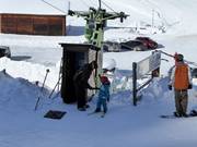 Agli skilift la staffa viene sempre passata