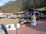 Piazza alla stazione a valle con "villaggio russo"