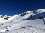 Pendii di neve fresca non protetti presso la seggiovia Sattele