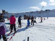 Alla sciovia a piattello viene consegnato il piattello.