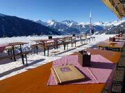 Accogliente après-ski sulla terrazza soleggiata