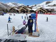 Sul tappeto è sempre presente il personale