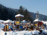 Parco giochi per bambini sulla neve