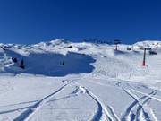 Tracce nella neve fresca presso la seggiovia esaposto Saxner