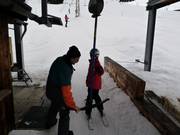 Il personale aiuta durante la salita