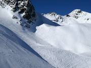 Pendii di neve fresca dopo il tunnel sciistico