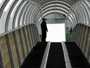 Personale attento presso i tappeti mobili coperti