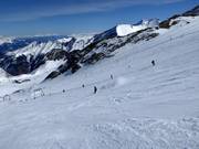 Alla sciovia Maurergletscher si scende sportivamente su una pista ripida.