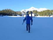 Gli sci vengono portati alla pista dal servizio di valet