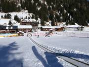 Nastro trasportatore della scuola di sci presso il centro di sci di fondo