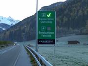 Già nella valle si trovano informazioni sull’area sciistica.