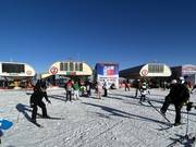 In montagna si incontrano diversi impianti di risalita.