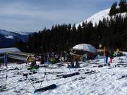 Bar di neve igloo presso la stazione a valle Metschstand