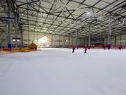 Area principianti dedicata con skilift a fune nella zona a valle della ski hall