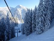 Tracce nella neve fresca sotto la seggiovia Almkopfbahn