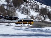 Autobus e fermata presso la sciovia Törbeltal