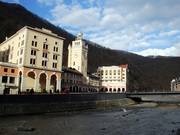 La ricostruzione della stazione ferroviaria di Sochi domina la Rosa Square, sullo sfondo l'hotel Radisson.